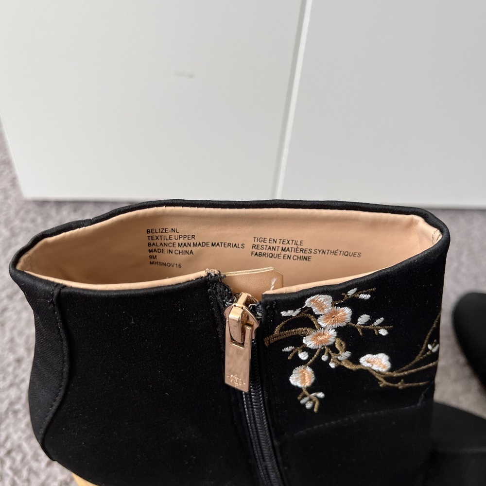 Embroidered shoes - Picture 3 of 4